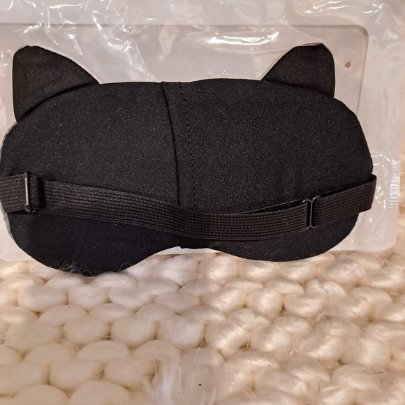 Charming Cat Eye Mask with Blue Eyes and Pink Cheeks - Picture 2 of 2